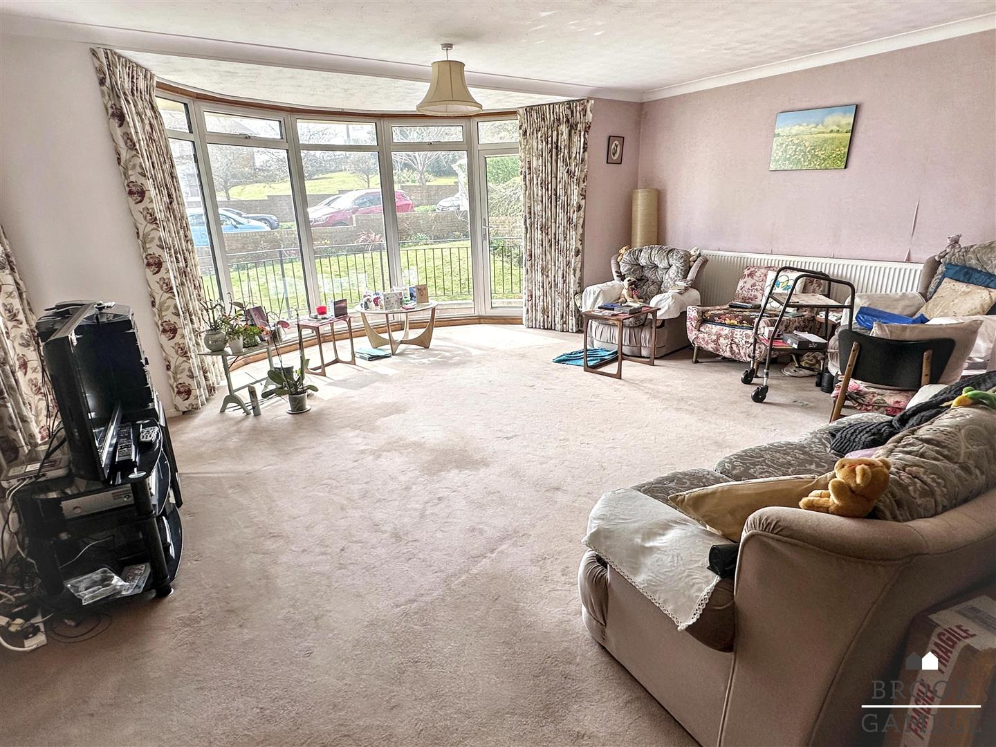 3 Bedroom Flat. St. Johns Road in Eastbourne,  7